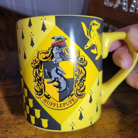 Harry Potter Hufflepuff House crest ceramic Yellow and Black Mug - Picture 2 of 9